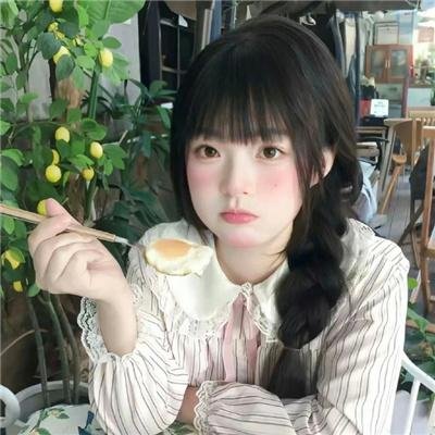 戴金色面具的男子